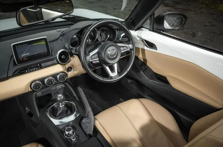 Interior Mazda MX-5 con un toque de BBR