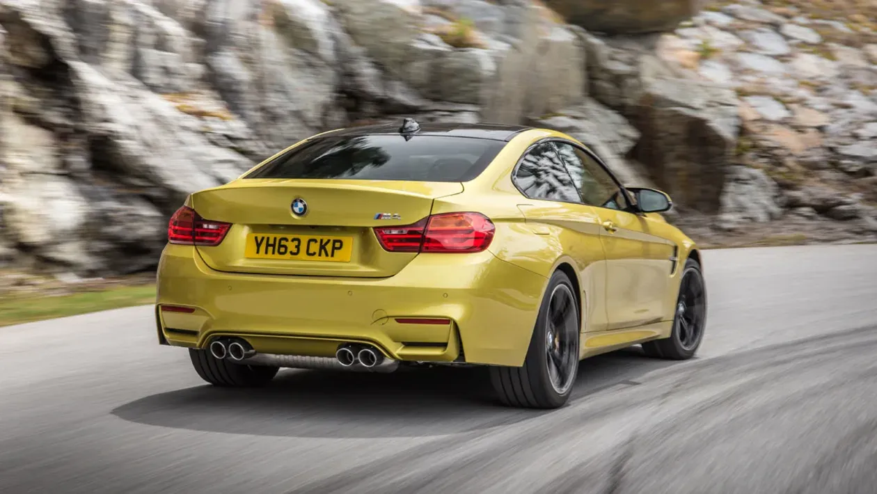 Parte Trasera BMW M4 2014 Amarillo