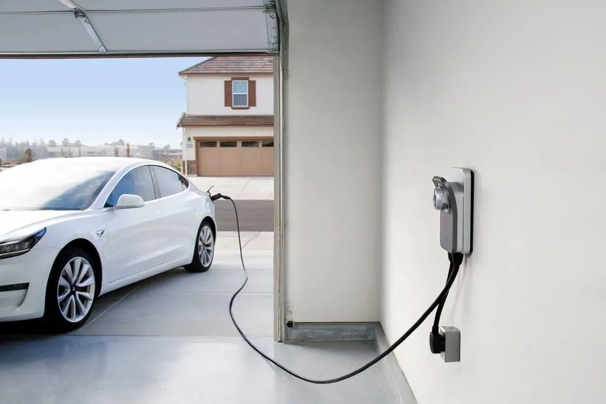 Auto eléctrico recargando batería en casa