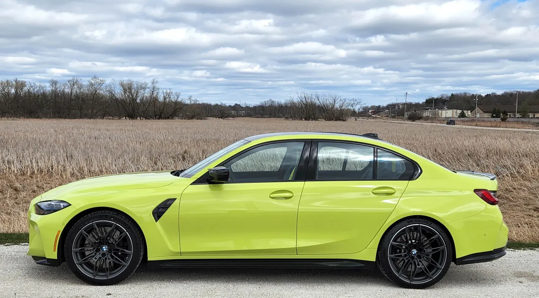 Lateral BMW M3 (2022) Amarillo