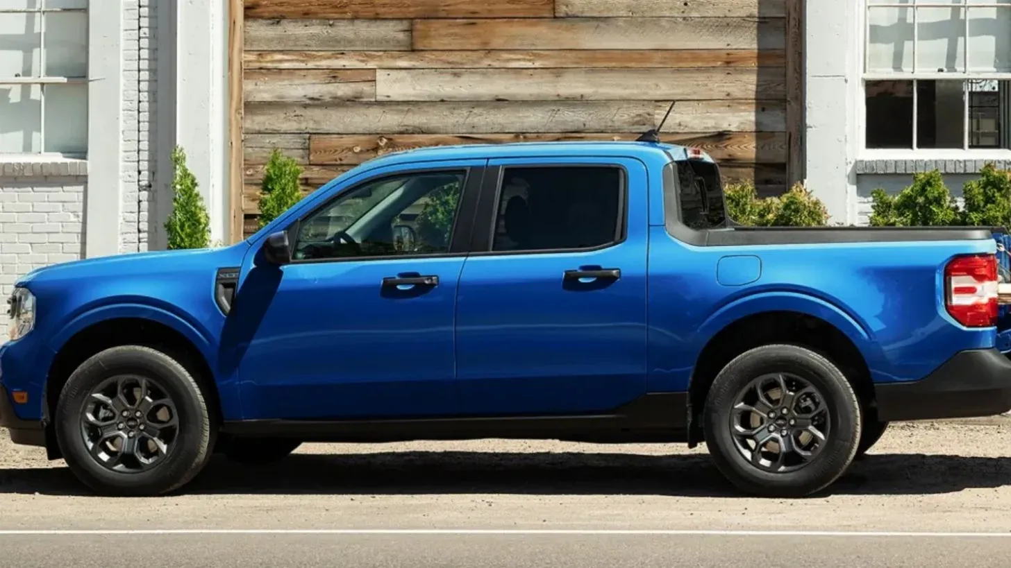 Lateral Ford Maverick 2024 Azul