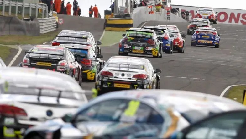 Parte Trasera Autos en la BTCC Knockhill 2015