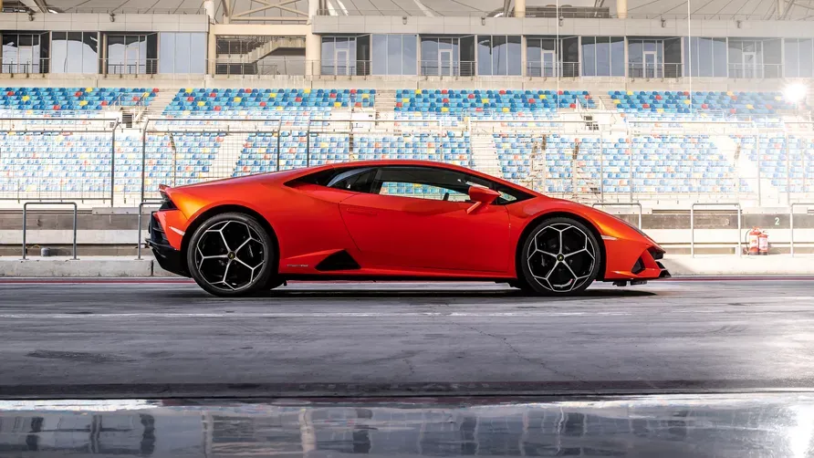 Lateral Lamborghini Huracán Evo Naranja