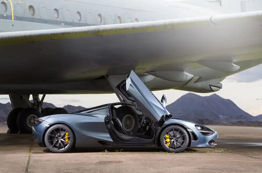 Lateral McLaren 720S Azul