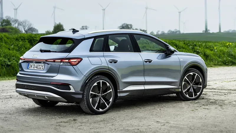 Lateral Audi Q4 e-tron Gris