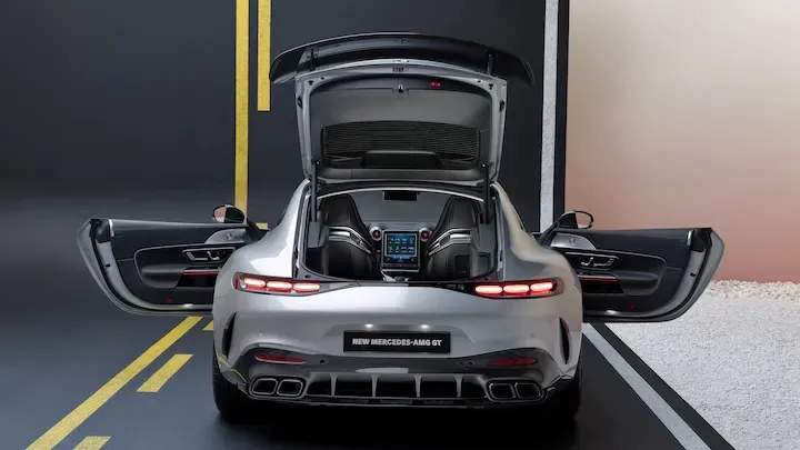 Parte Trasera Mercedes-AMG GT 2024 Gris