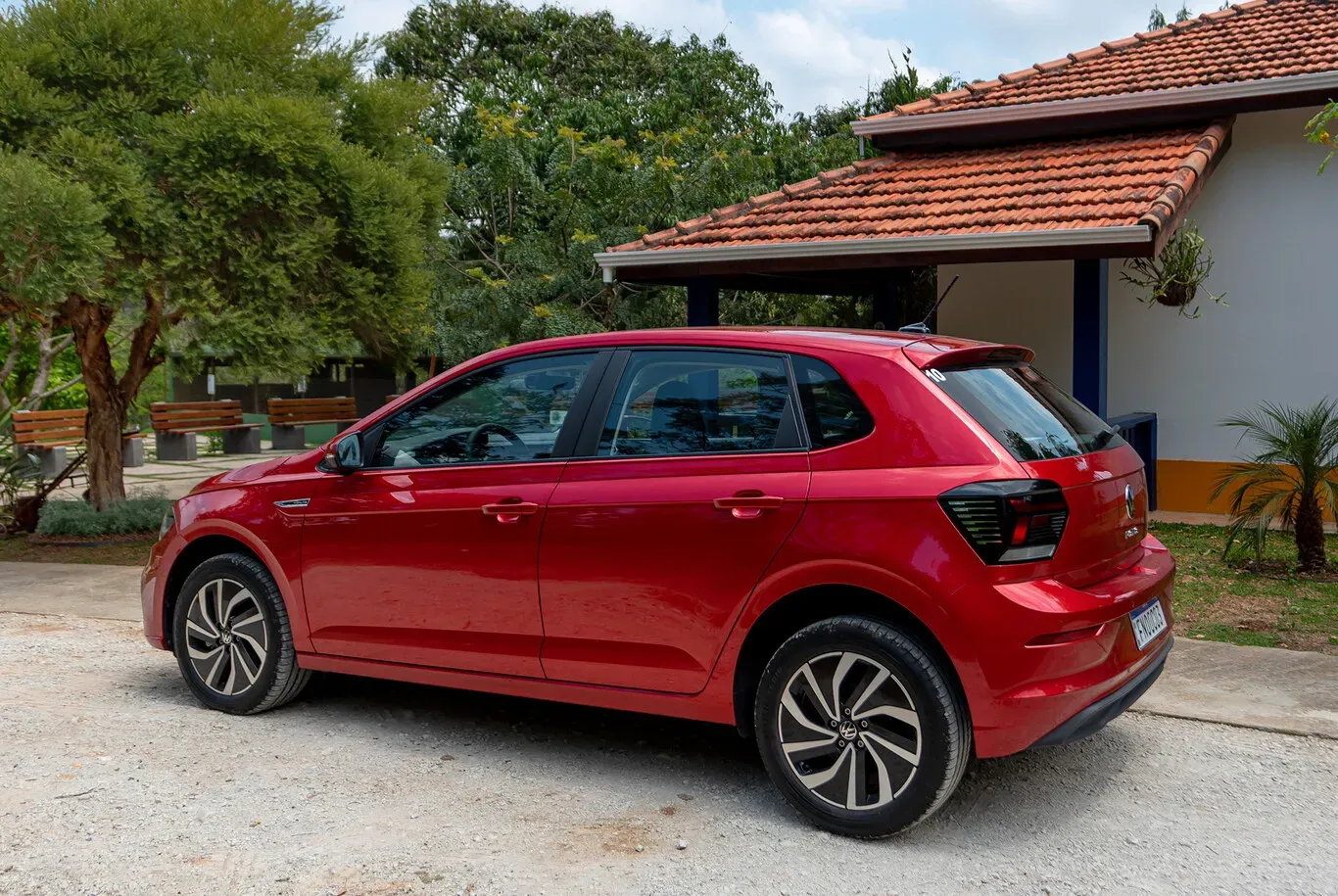 Lateral Volkswagen Polo 2023 Rojo