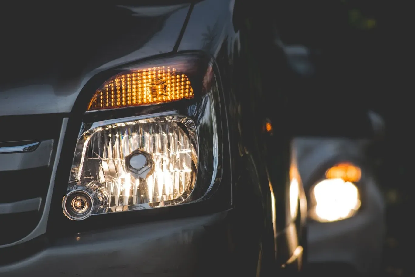 Focos Delanteros de Auto con Baja Iluminación