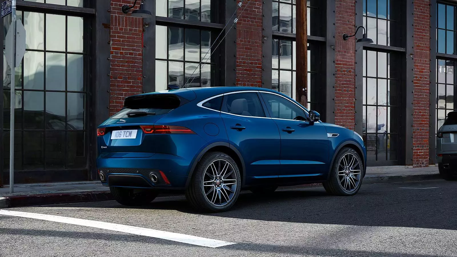 Lateral Jaguar E-Pace Azul