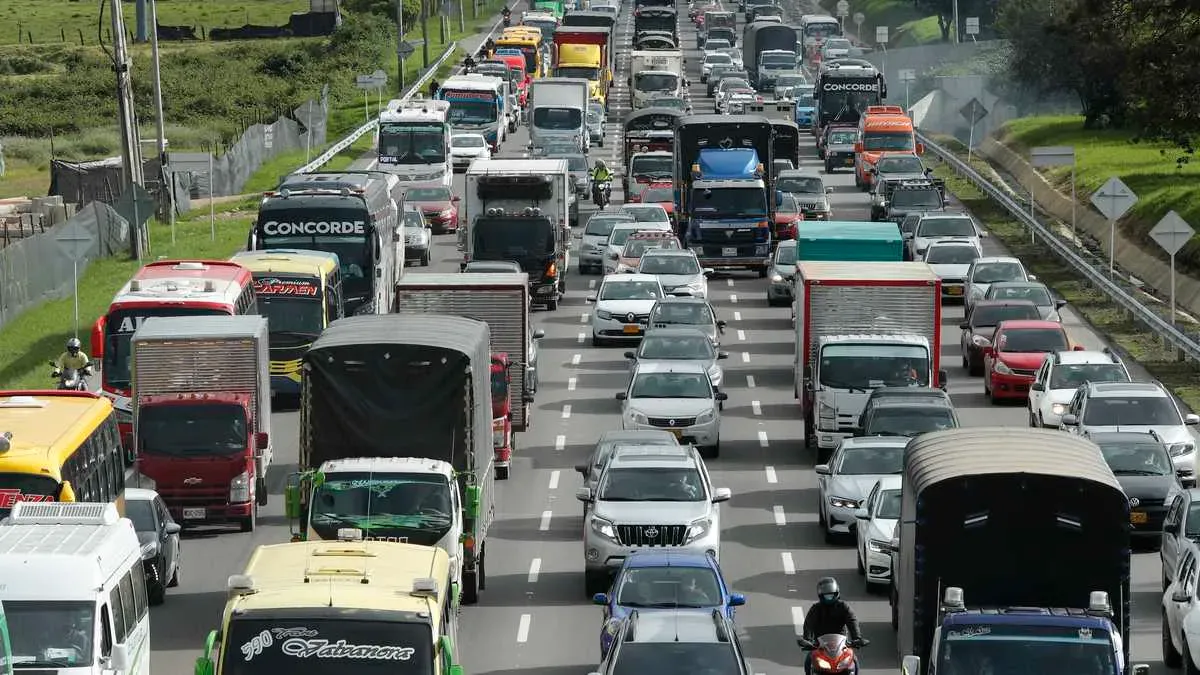 Trafico de autos en autopista 