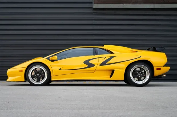 Lateral Lamborghini Diablo SV de 1998 Amarillo