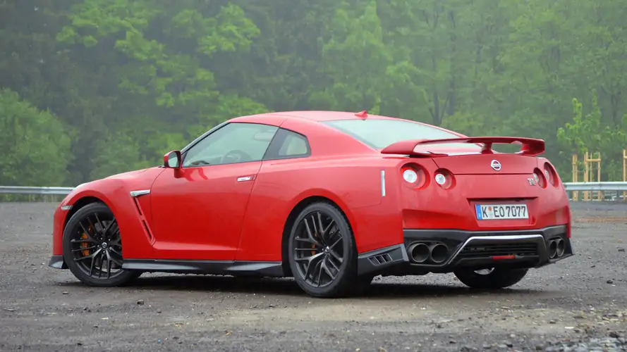 Lateral Nissan GT-R 2017 Rojo