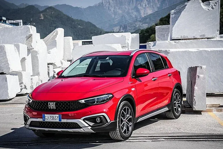 Fiat Tipo Cross Hybrid Rojo