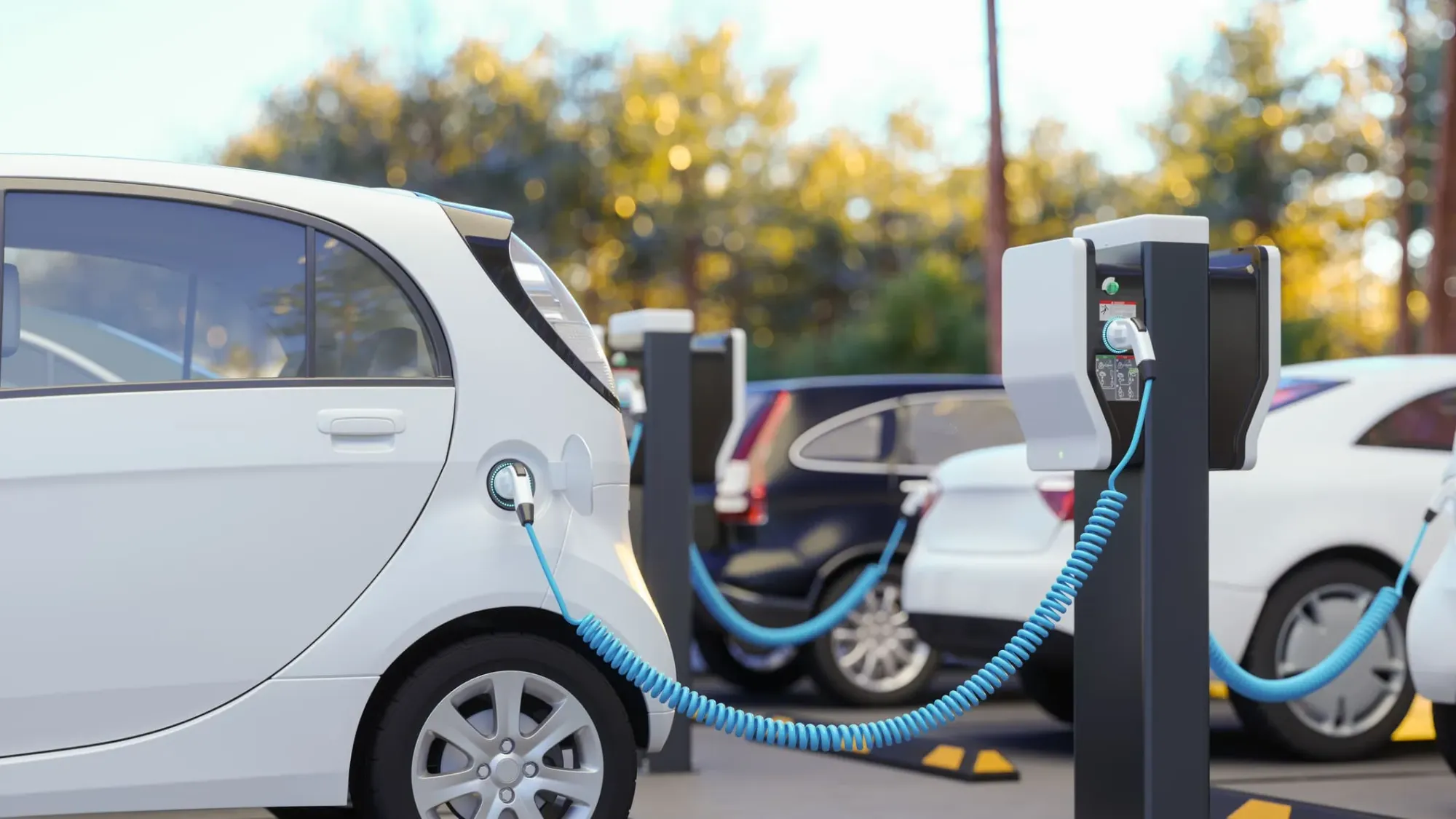 Autos eléctricos recargando energía