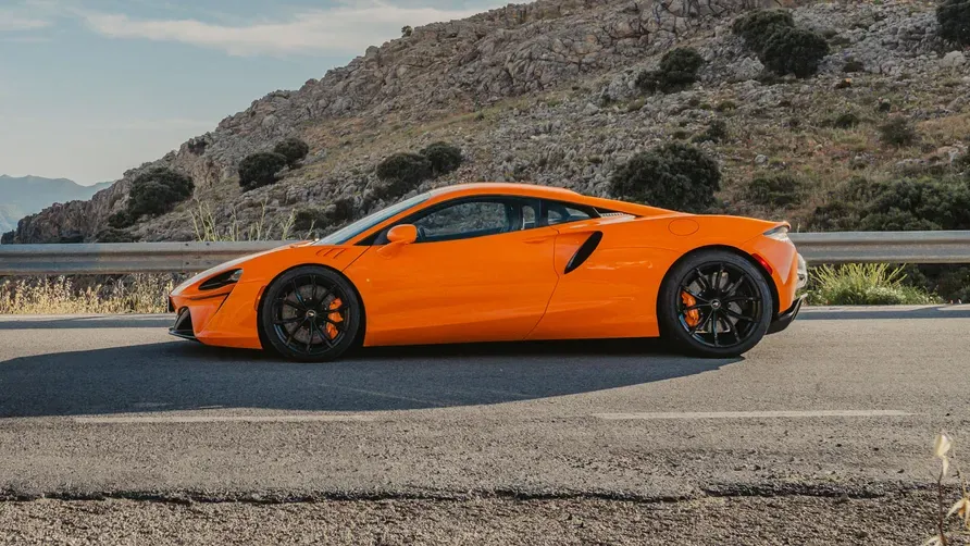 Lateral McLaren Artura Naranja