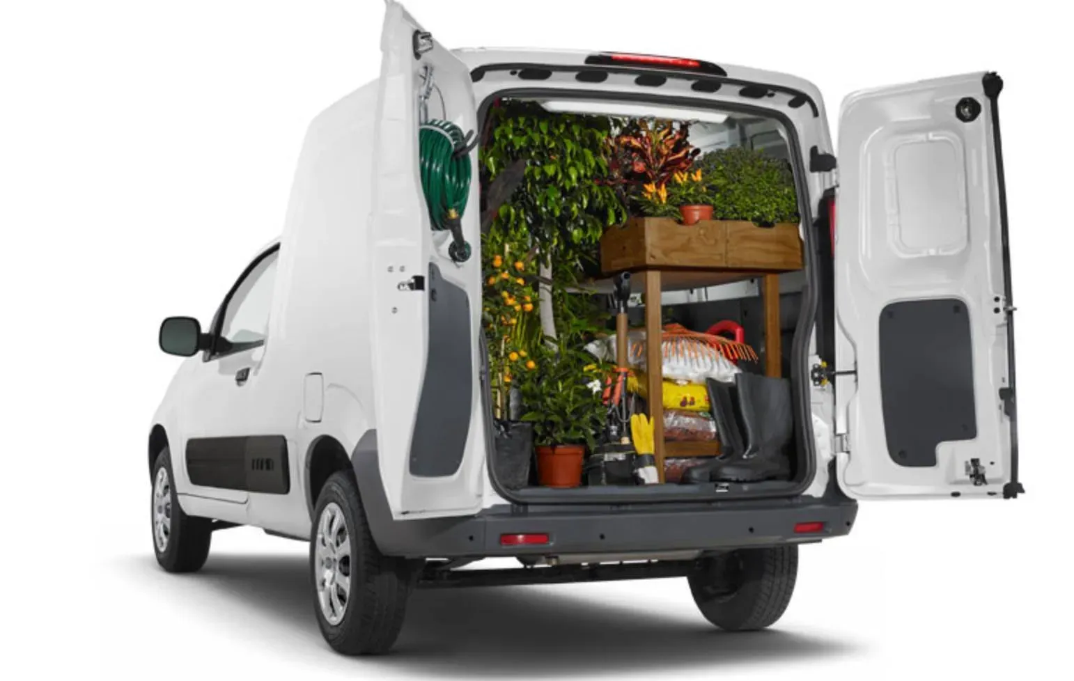 Parte Trasera de Pick-Up con utensilios de jardinería 