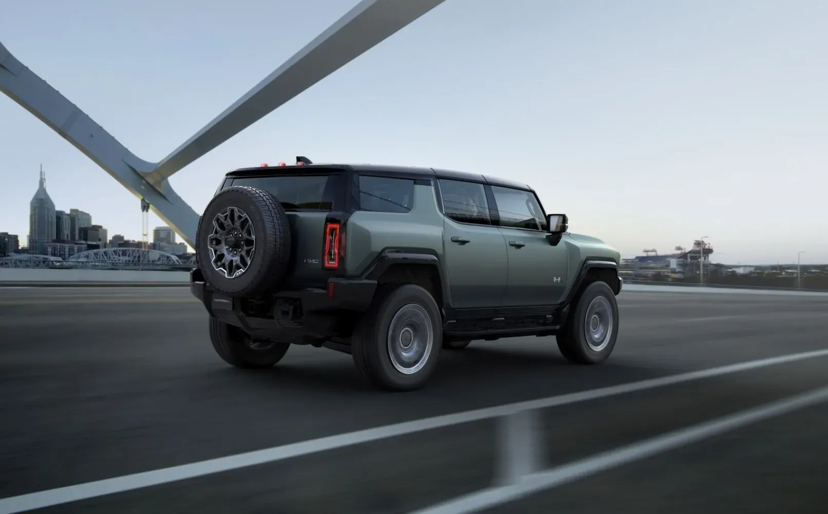 Lateral GMC Hummer EV SUV Verde