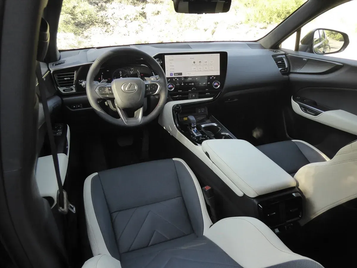 Interior Lexus NX 2022