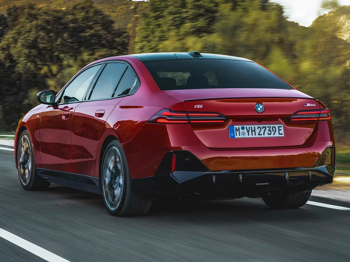 Parte Trasera BMW i5 2024 Rojo