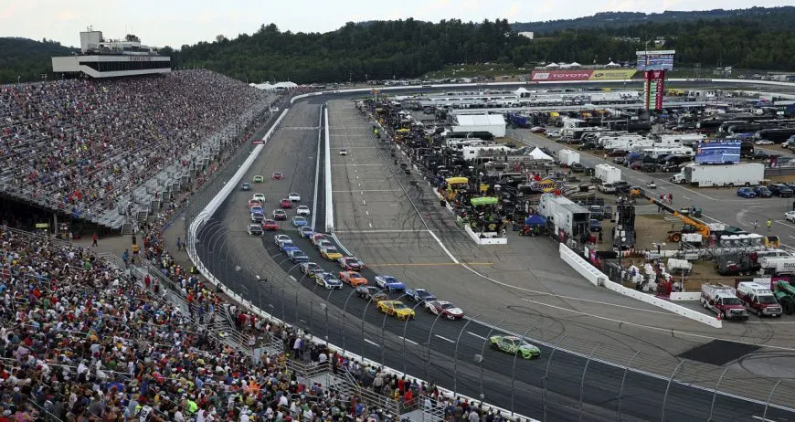 Pista de carreras de NASCAR con autos y personas