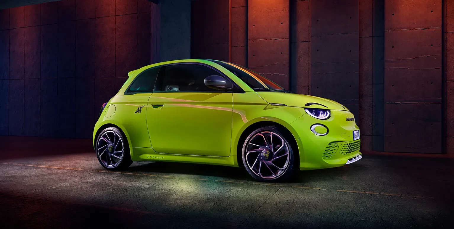 Lateral Abarth 500e Verde