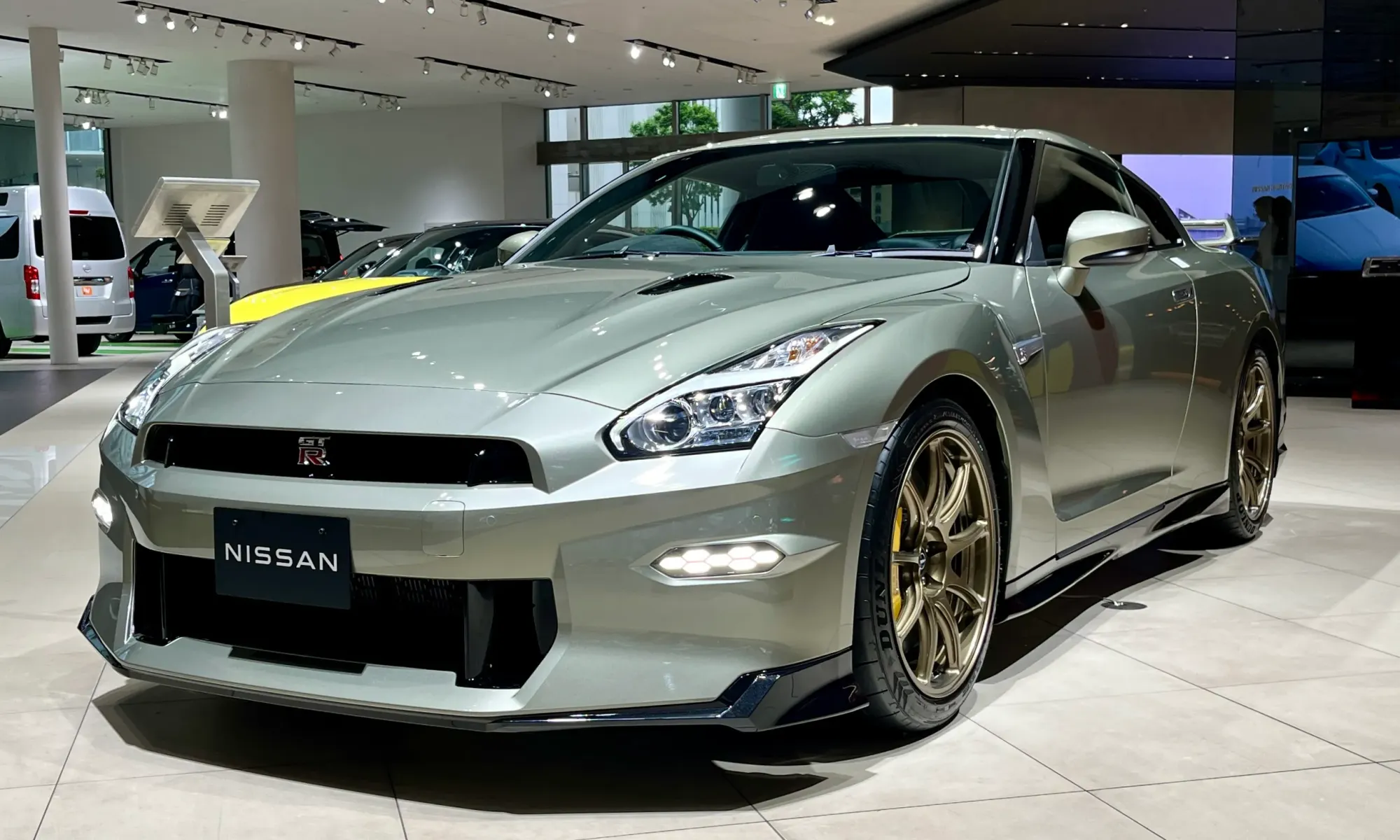 Nissan Gris