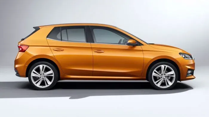 Lateral Skoda Fabia 2022 Naranja