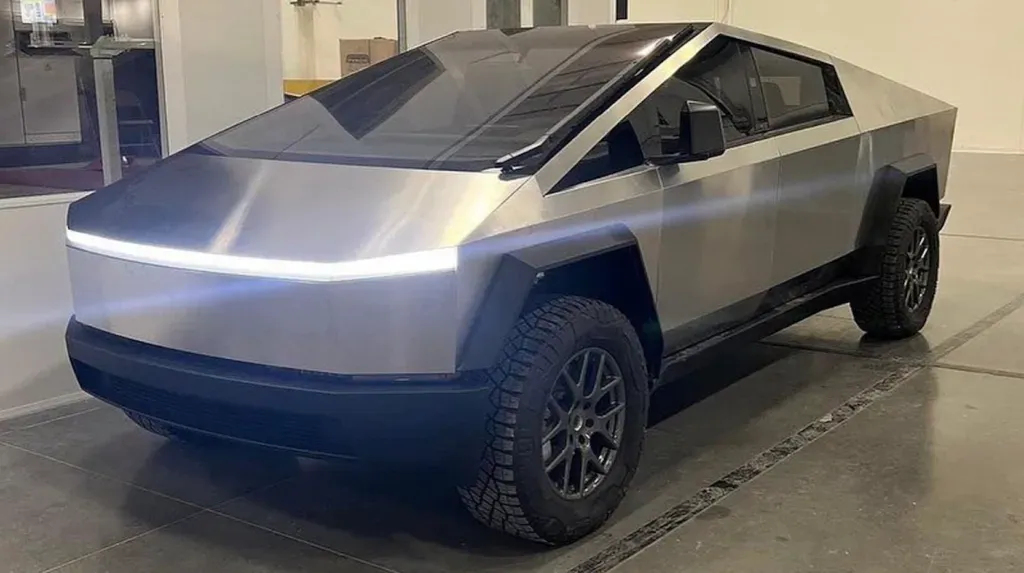 El Tesla Cybertruck Plateado