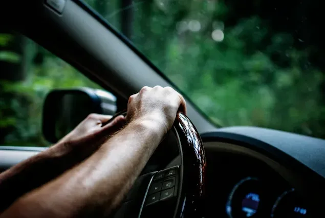 Manos en el volante de auto