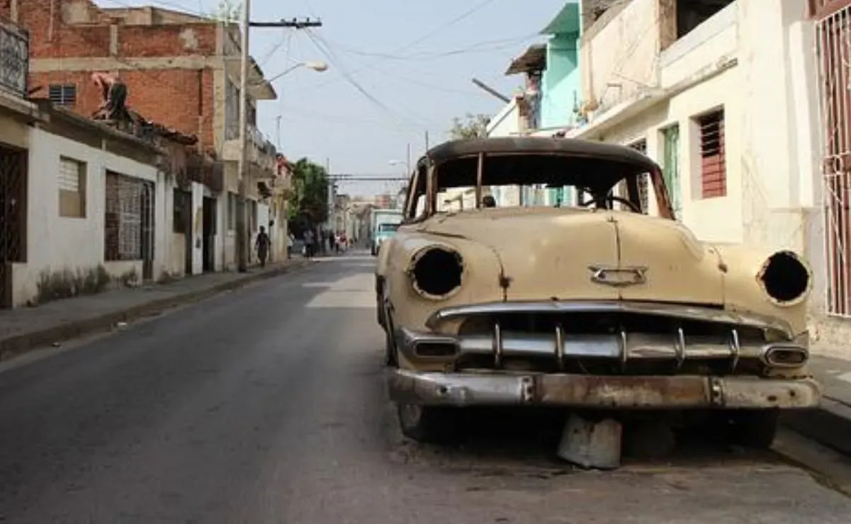 Auto abandonado en mal estado  en la  calle