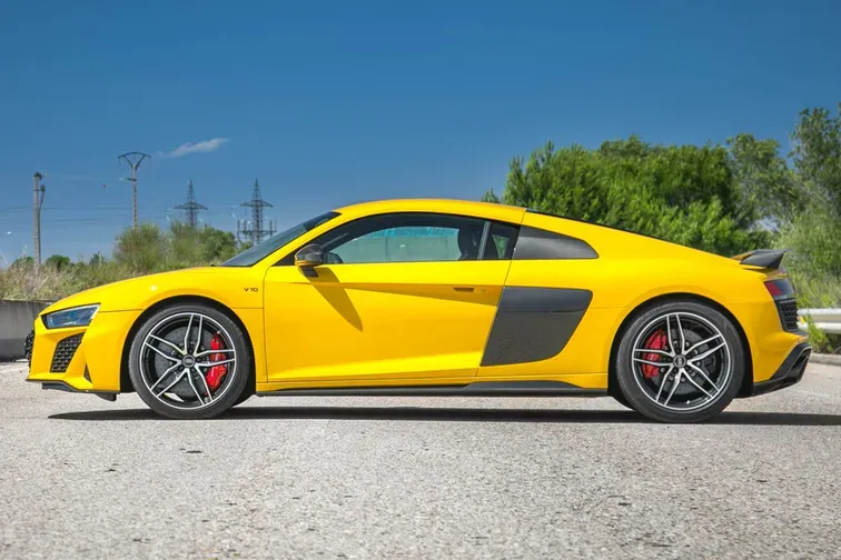 Lateral Audi R8 Amarillo