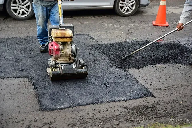 Personas curando baches en México