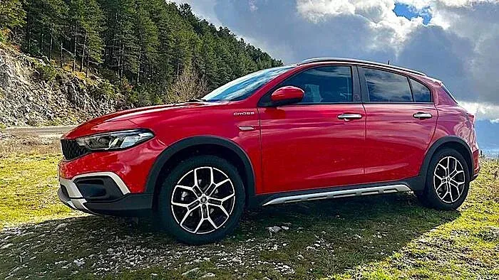 Fiat Tipo Cross Hybrid Rojo