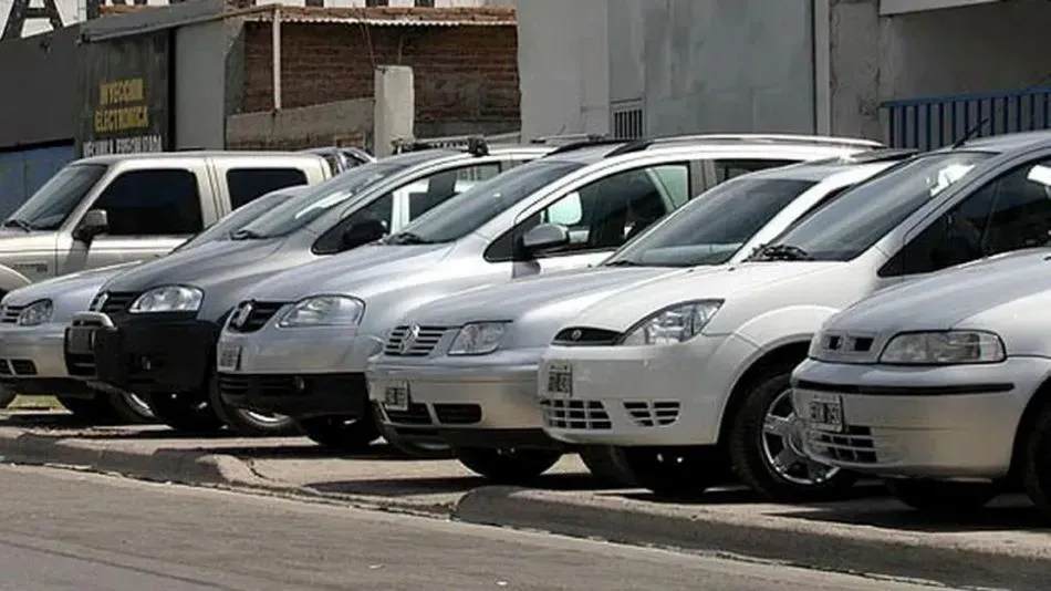 Autos estacionados en fila 