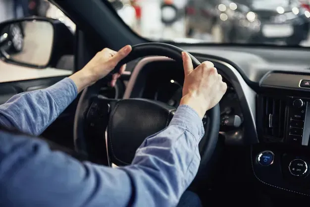 Manos Sobre El Volante de Auto