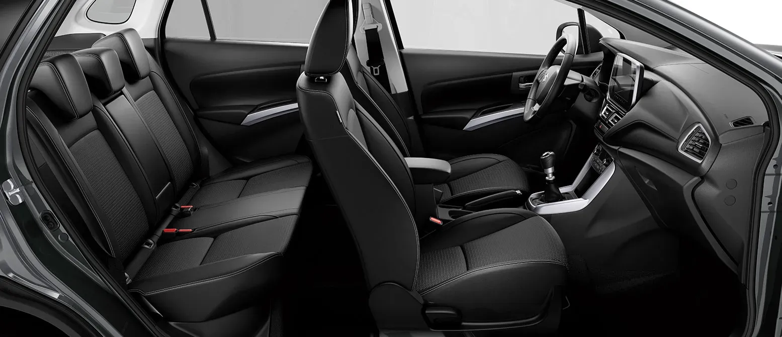 Interior lateral de Suzuki S-Cross 2024 asientos y capacidad para 5 personas