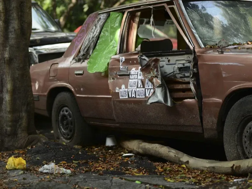 Auto abandonado en mal estado 