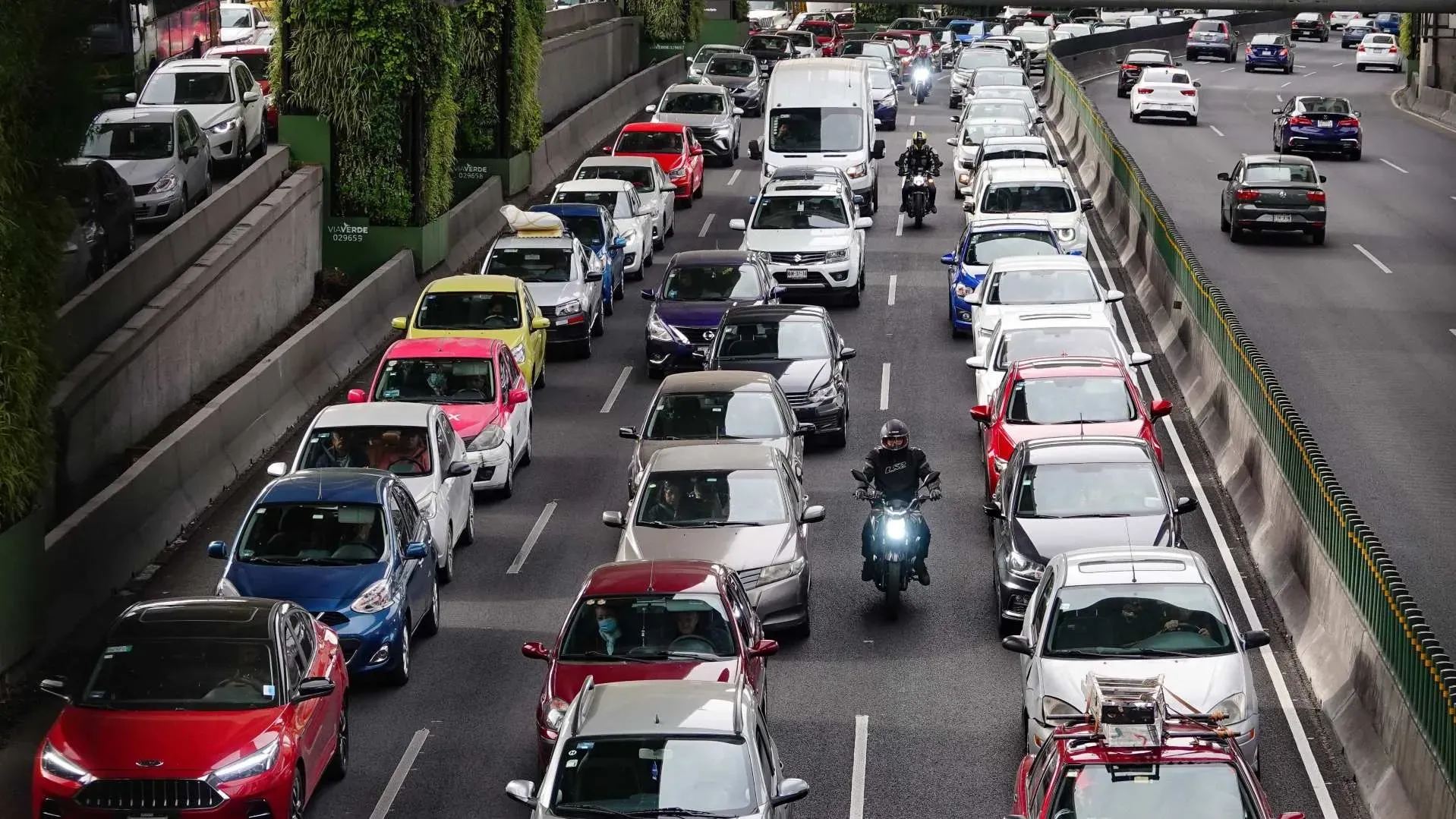 Variedad de autos en trafico de la cuidad 