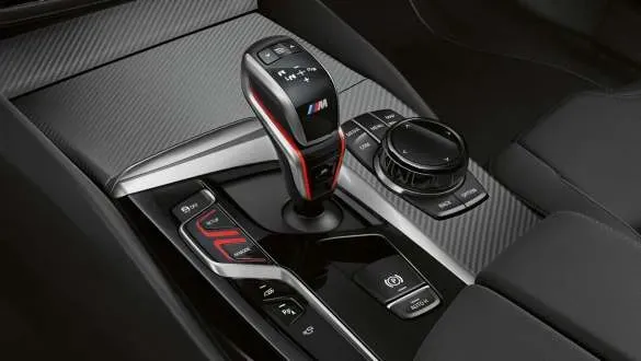 Interior del BMW M5 F90, enfocando la palanca de cambios