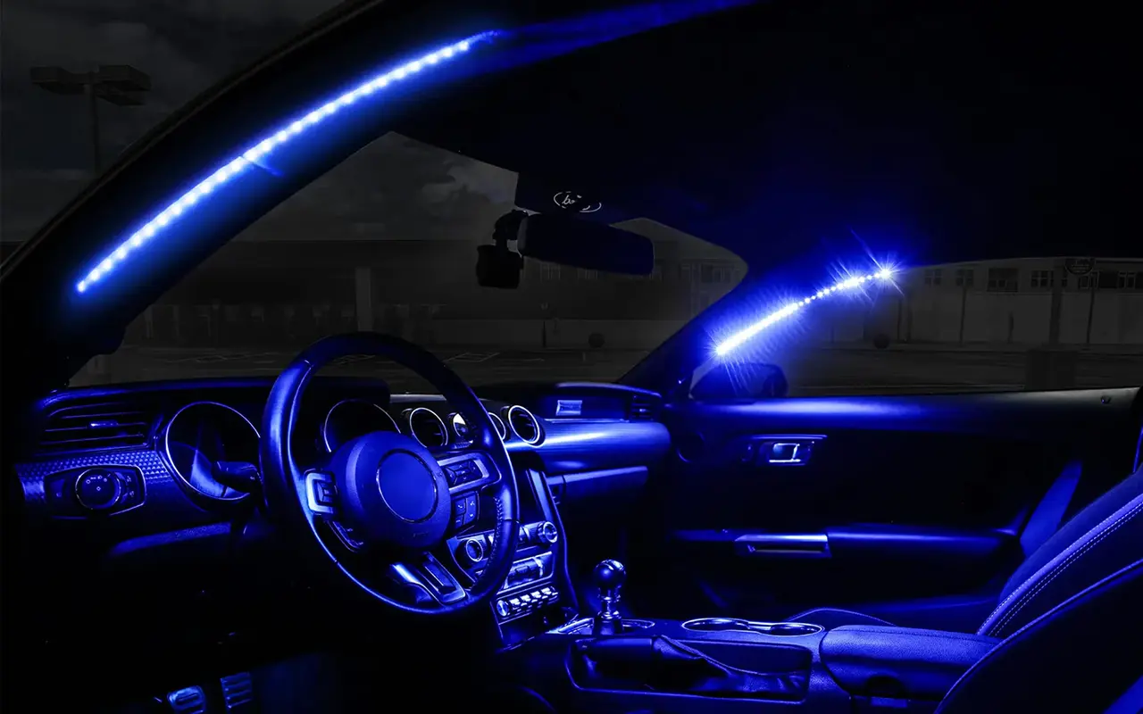 Decoración con luces led azules en interior de auto