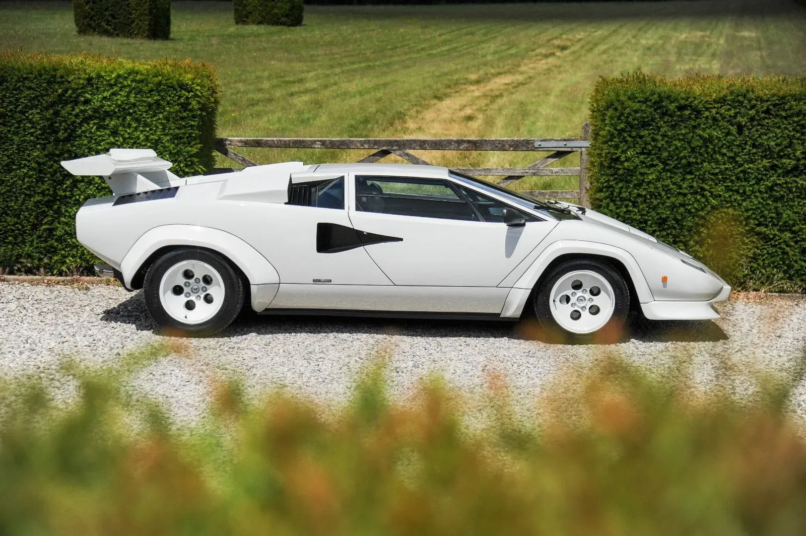 Lateral Lamborghini Countach Blanco