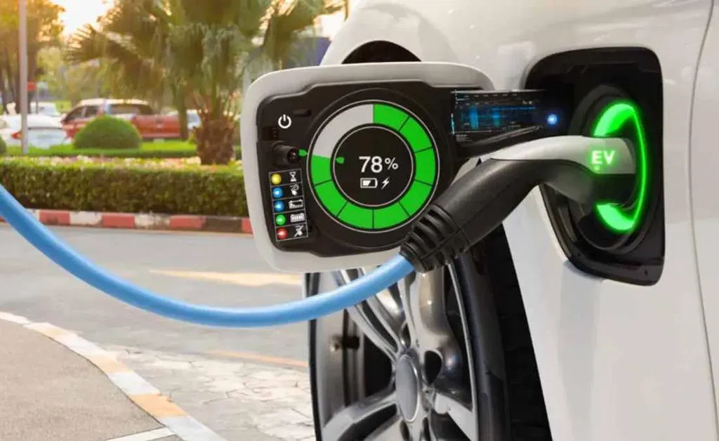 Auto eléctrico cargando energía de batería