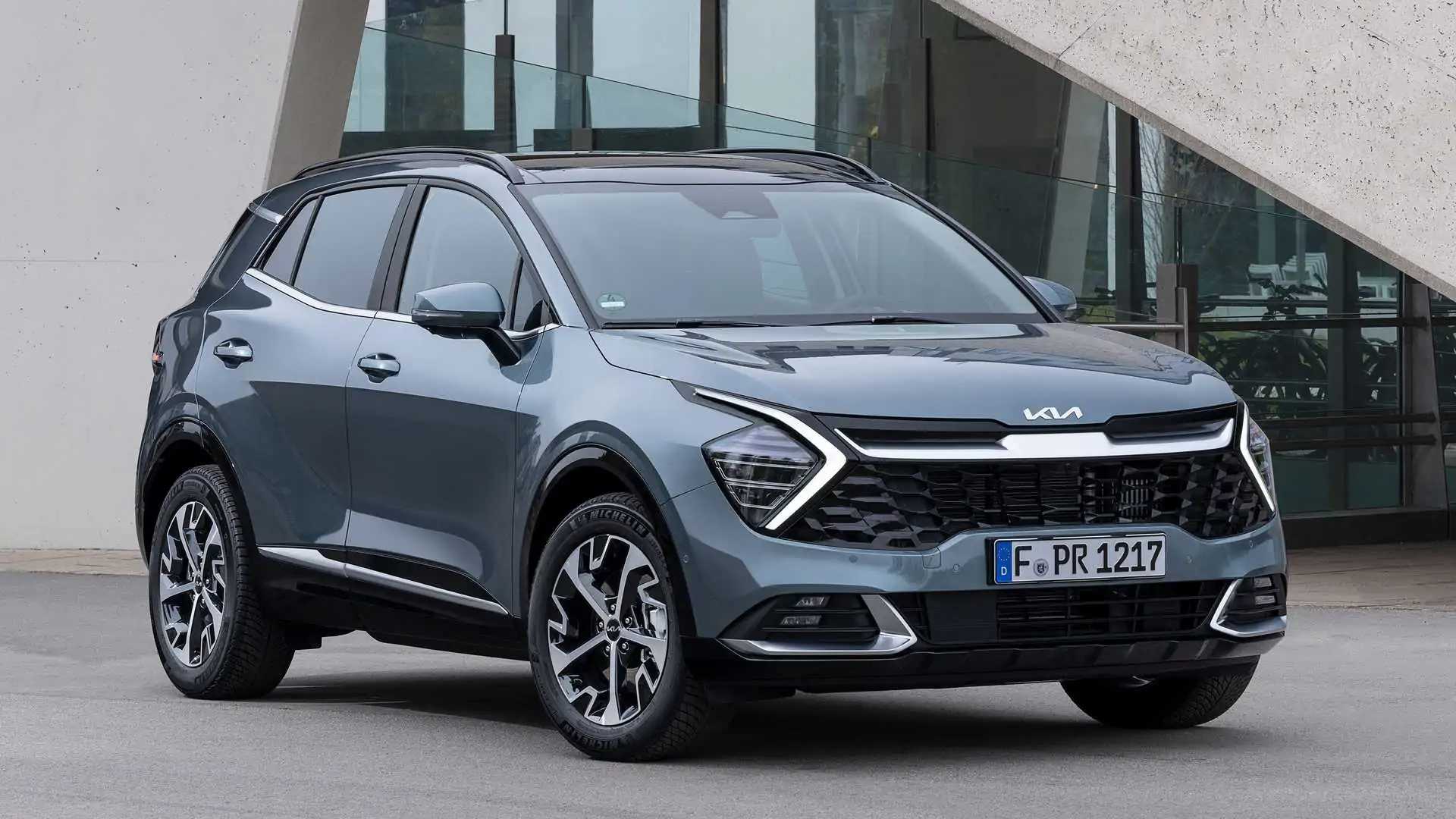 Kia Sportage 2024 color gris frontal, mostrando la parrilla y los faros LED