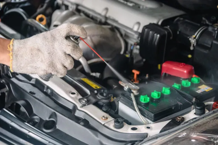 Mano Rociando Liquido Limpiador a Batería en Auto