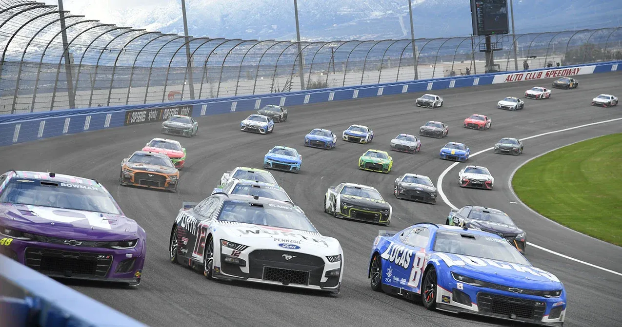 Autos en Pista de carreras de NASCAR