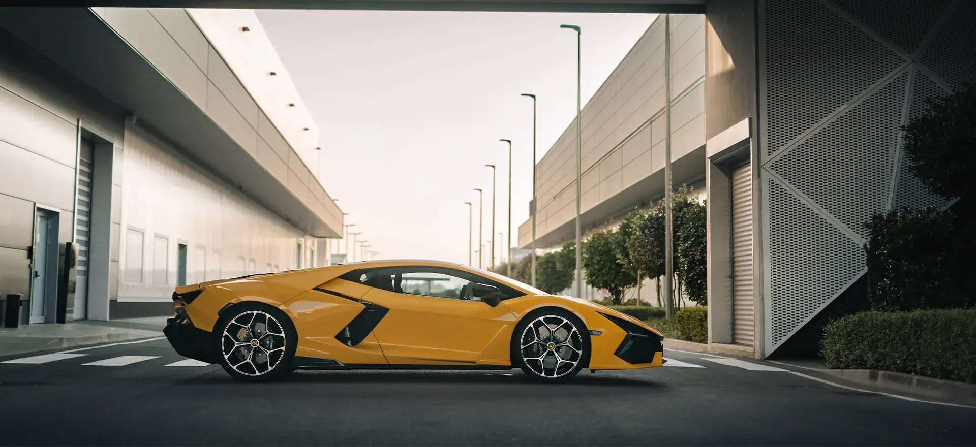 Lateral Lamborghini Revuelto Amarillo