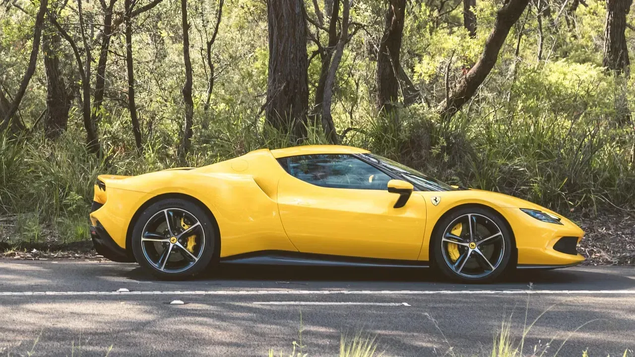 Lateral Ferrari 296 GTB Amarillo