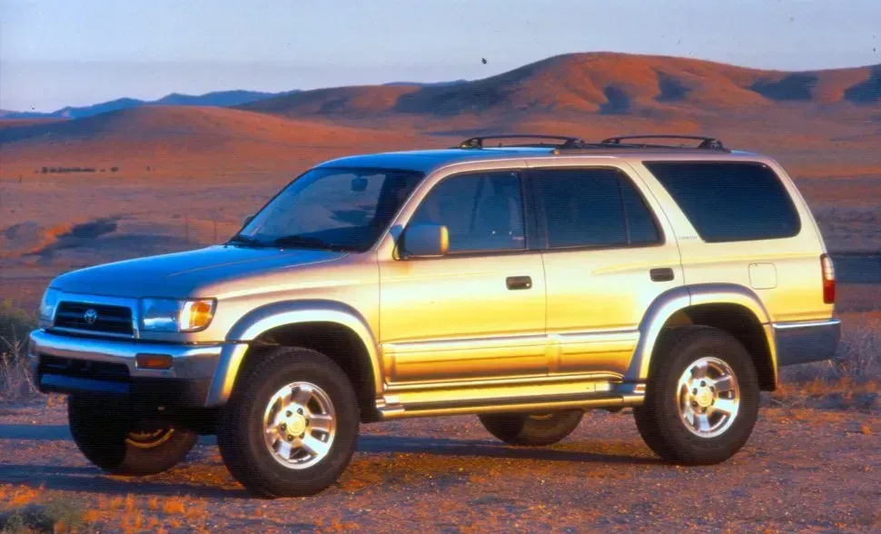 Toyota 4Runner 2000 color plateado en un paisaje desértico, mostrando su diseño robusto