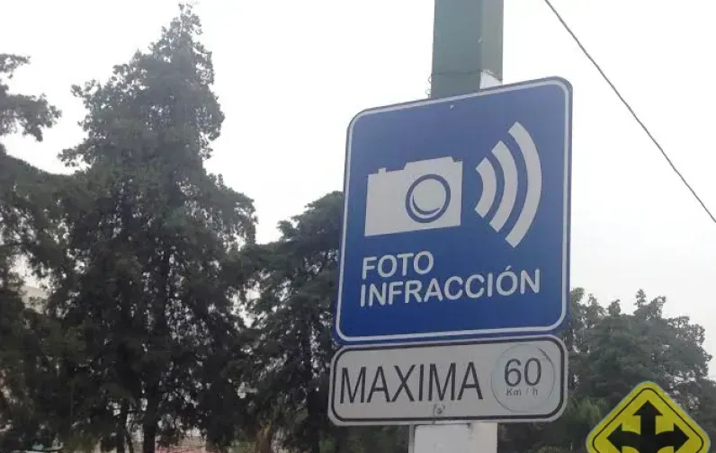 Señal de fotomulta con velocidad máxima de 60 km 