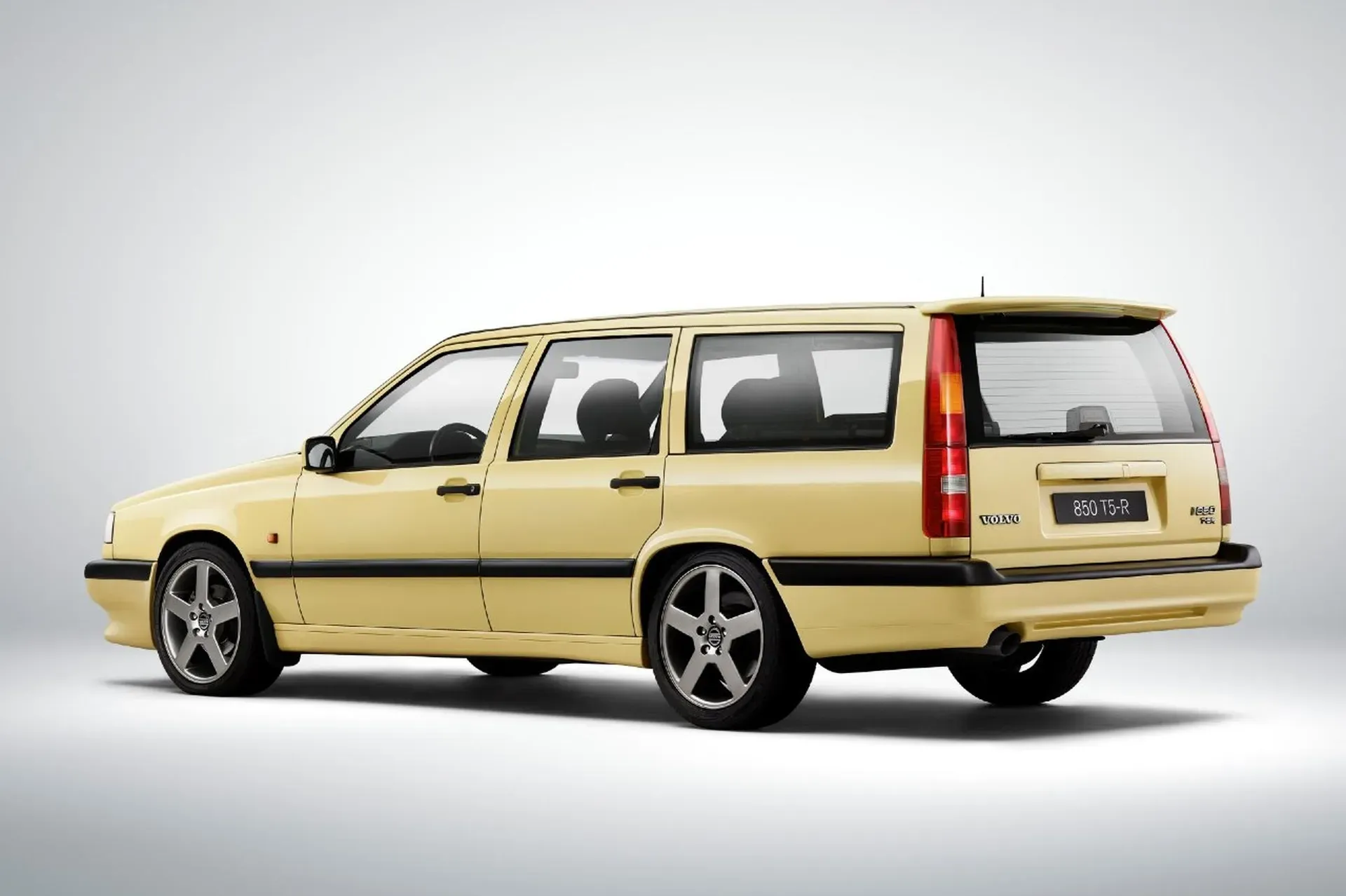 Lateral Volvo 850 T5-R Amarillo